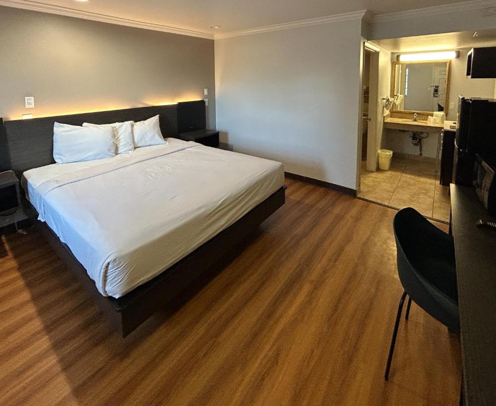 Deluxe King Room - Non-Smoking interior
