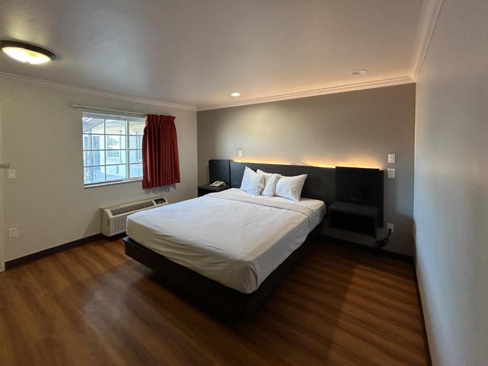 Queen Room - Smoking interior