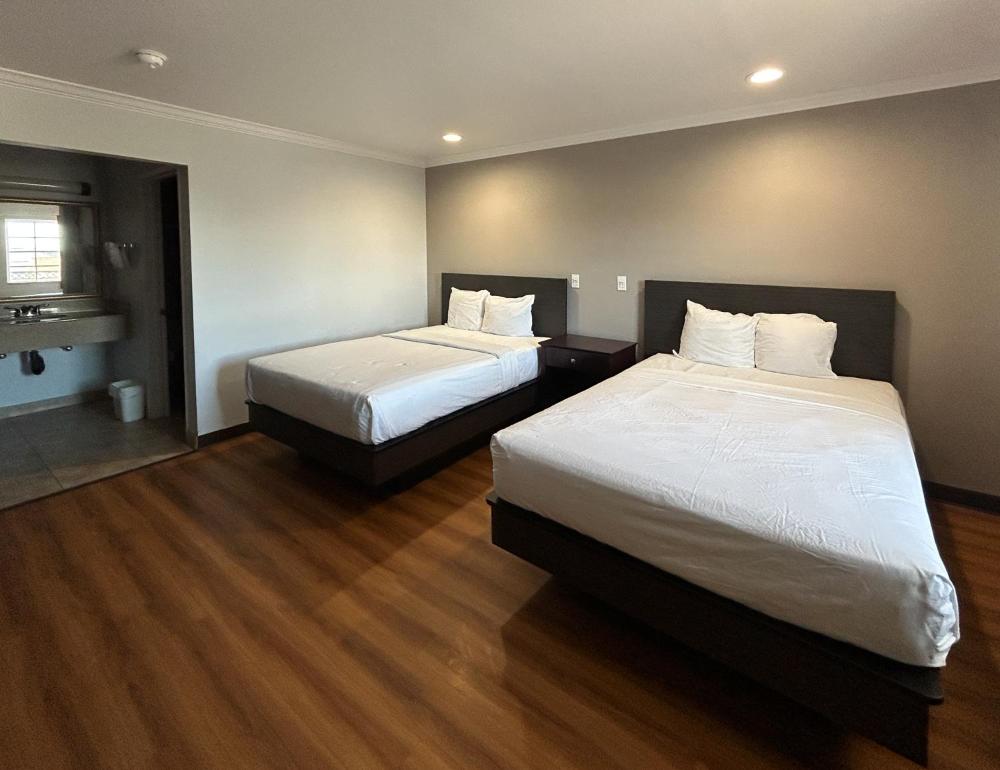 Deluxe Quadruple Room - Non-Smoking interior